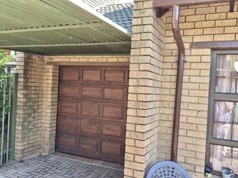 Charming and cute 2 bedroom townhouse in model park - Photo 6