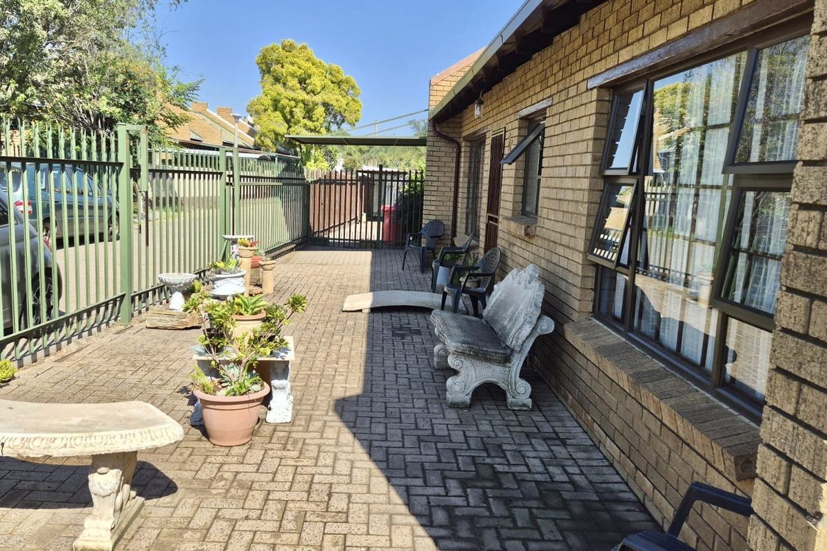 Charming and cute 2 bedroom townhouse in model park - Photo 2