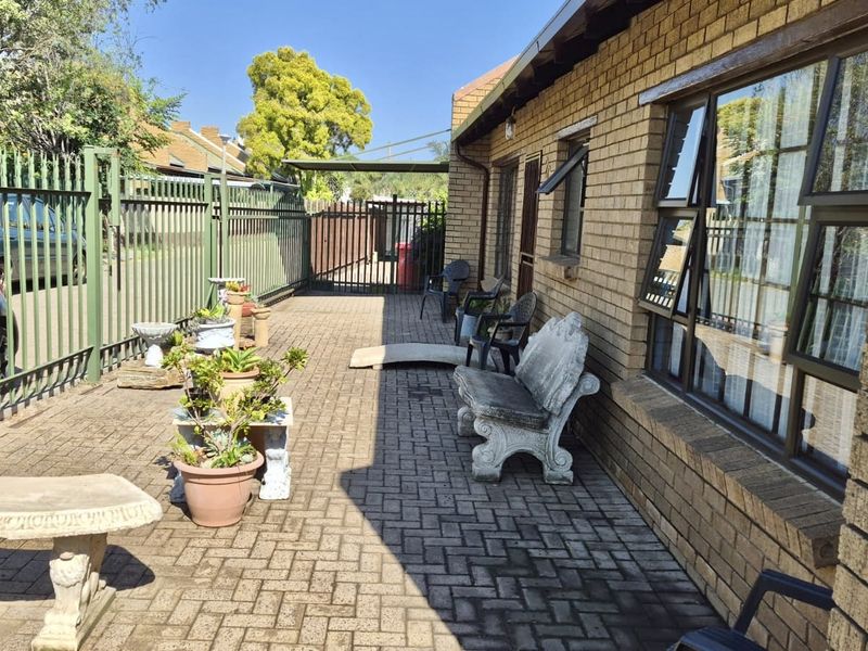 Charming and cute 2 bedroom townhouse in model park - Photo 2
