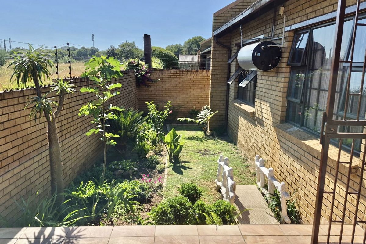 Charming and cute 2 bedroom townhouse in model park - Photo 5