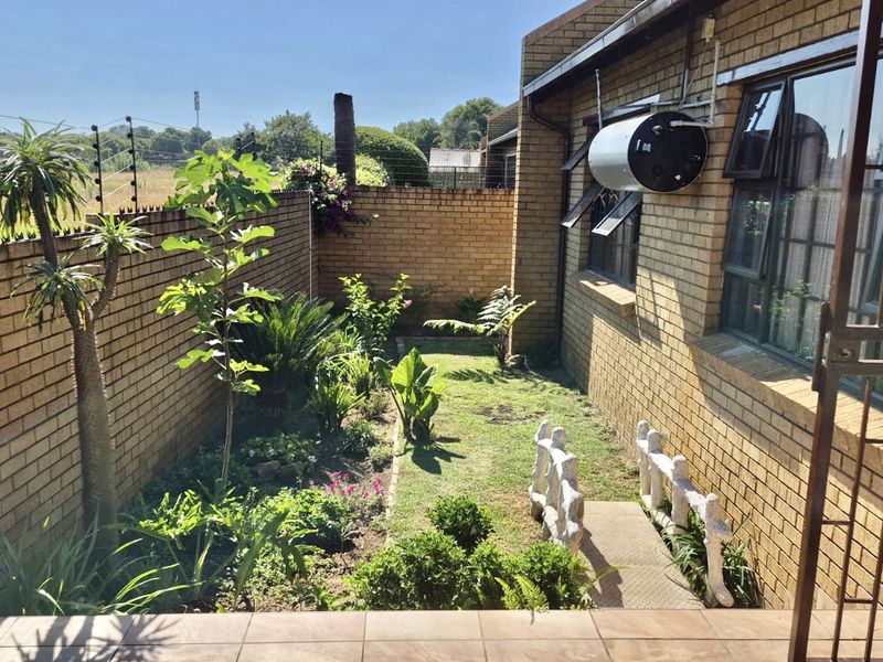 Charming and cute 2 bedroom townhouse in model park - Photo 5