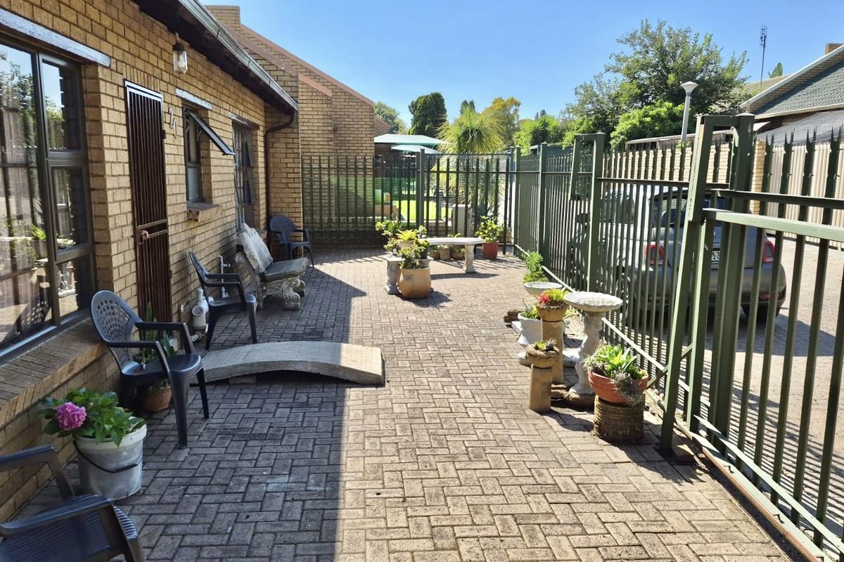 Charming and cute 2 bedroom townhouse in model park - Photo 4