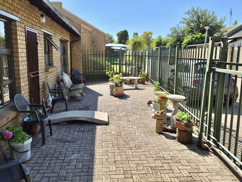 Charming and cute 2 bedroom townhouse in model park - Photo 4