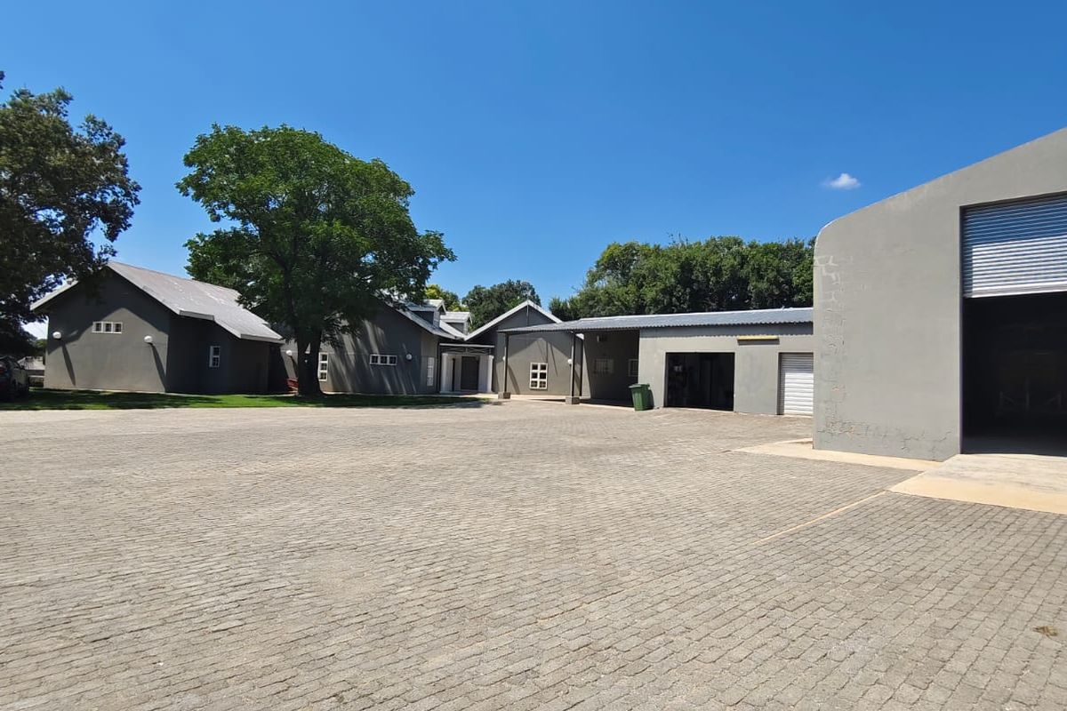 RIVERFRONT GEM! - Photo 3