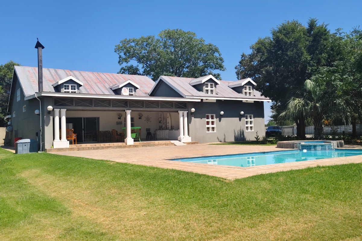 RIVERFRONT GEM! - Photo 2