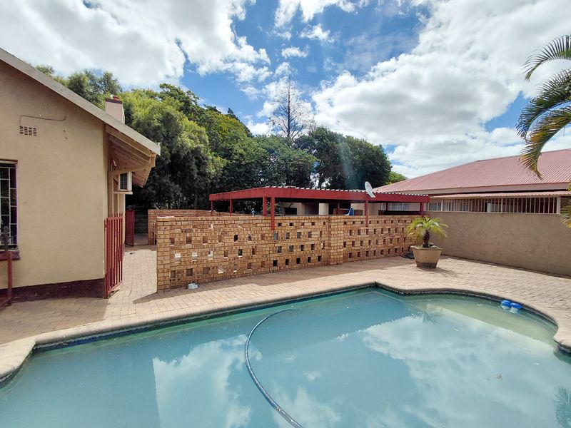 Spacious 3 Bedroom Home with Income-Generating Flatlet in Moregloed - Photo 3