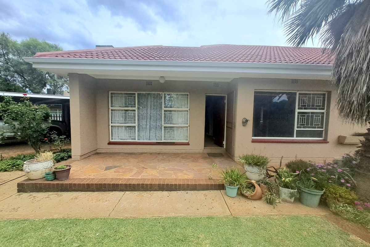 SPACIOUS FAMILY LIVING WITH EXCEPTIONAL EXTRAS ON A MASSIVE 1,301m2 STAND. - Photo 4