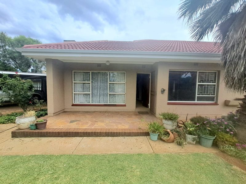 SPACIOUS FAMILY LIVING WITH EXCEPTIONAL EXTRAS ON A MASSIVE 1,301m2 STAND. - Photo 4