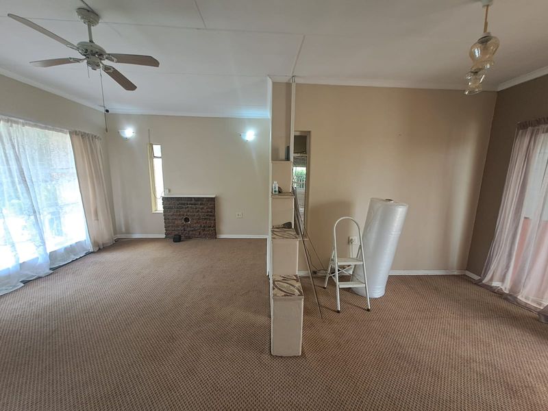 SPACIOUS FAMILY LIVING WITH EXCEPTIONAL EXTRAS ON A MASSIVE 1,301m2 STAND. - Photo 10