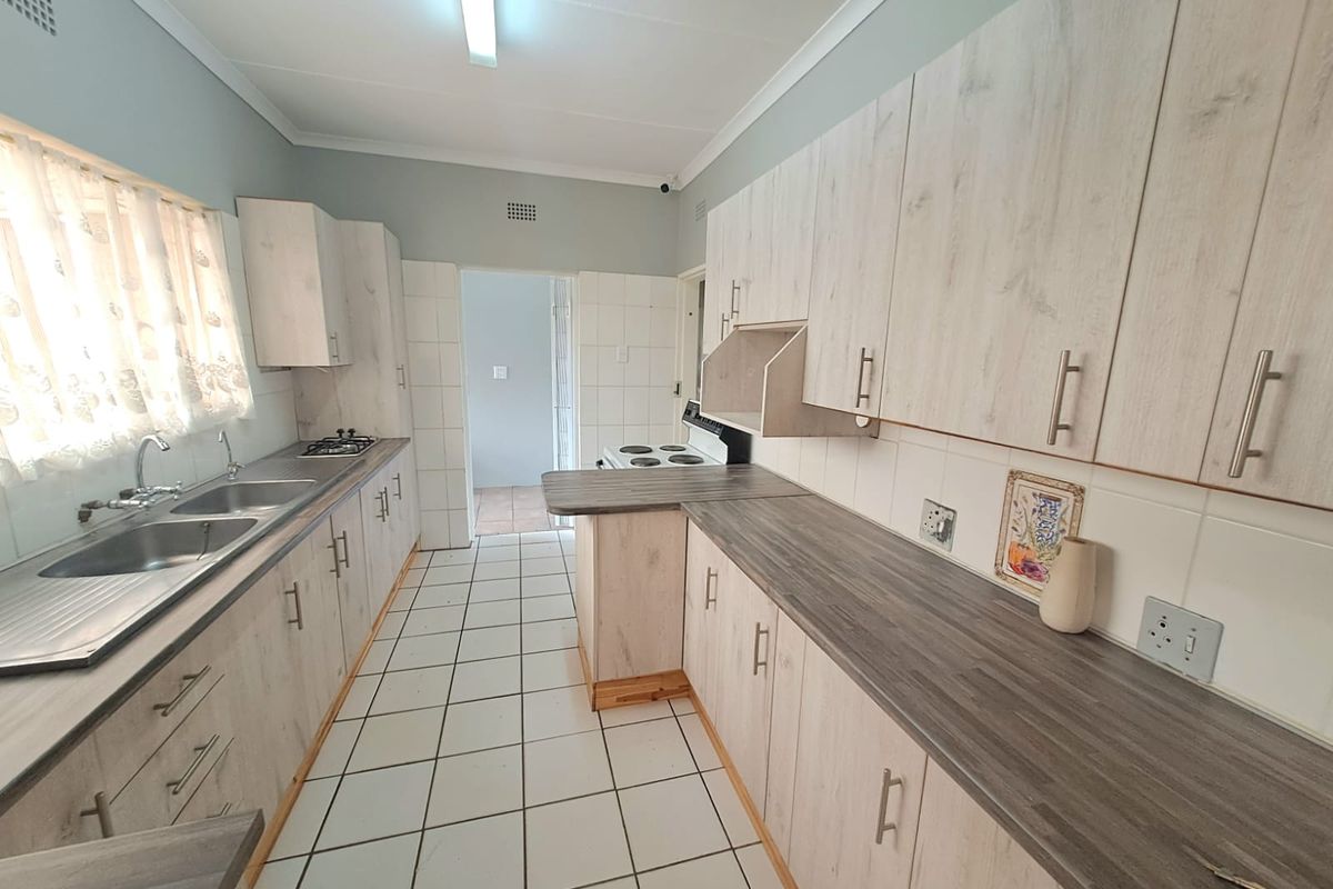 SPACIOUS FAMILY LIVING WITH EXCEPTIONAL EXTRAS ON A MASSIVE 1,301m2 STAND. - Photo 2