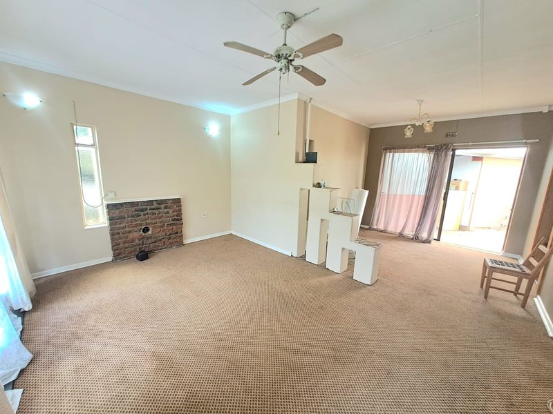 SPACIOUS FAMILY LIVING WITH EXCEPTIONAL EXTRAS ON A MASSIVE 1,301m2 STAND. - Photo 8