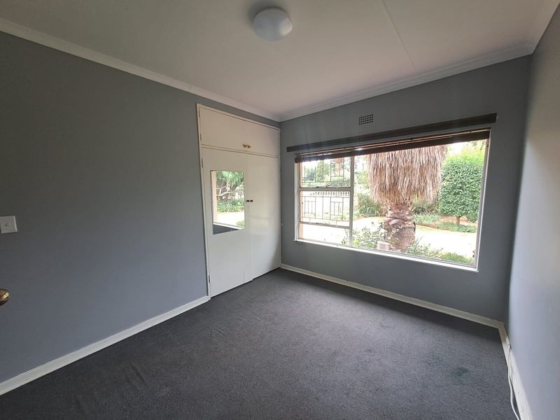 SPACIOUS FAMILY LIVING WITH EXCEPTIONAL EXTRAS ON A MASSIVE 1,301m2 STAND. - Photo 9