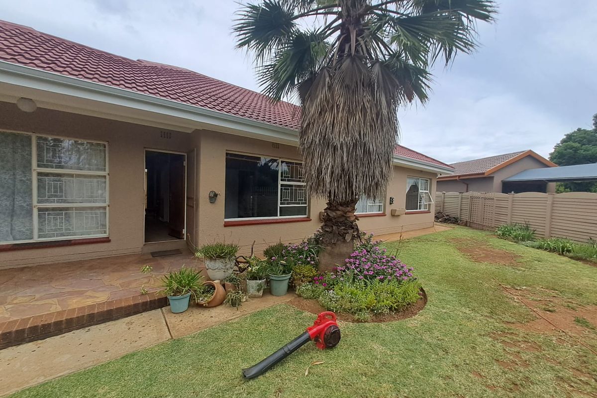 SPACIOUS FAMILY LIVING WITH EXCEPTIONAL EXTRAS ON A MASSIVE 1,301m2 STAND. - Photo 5