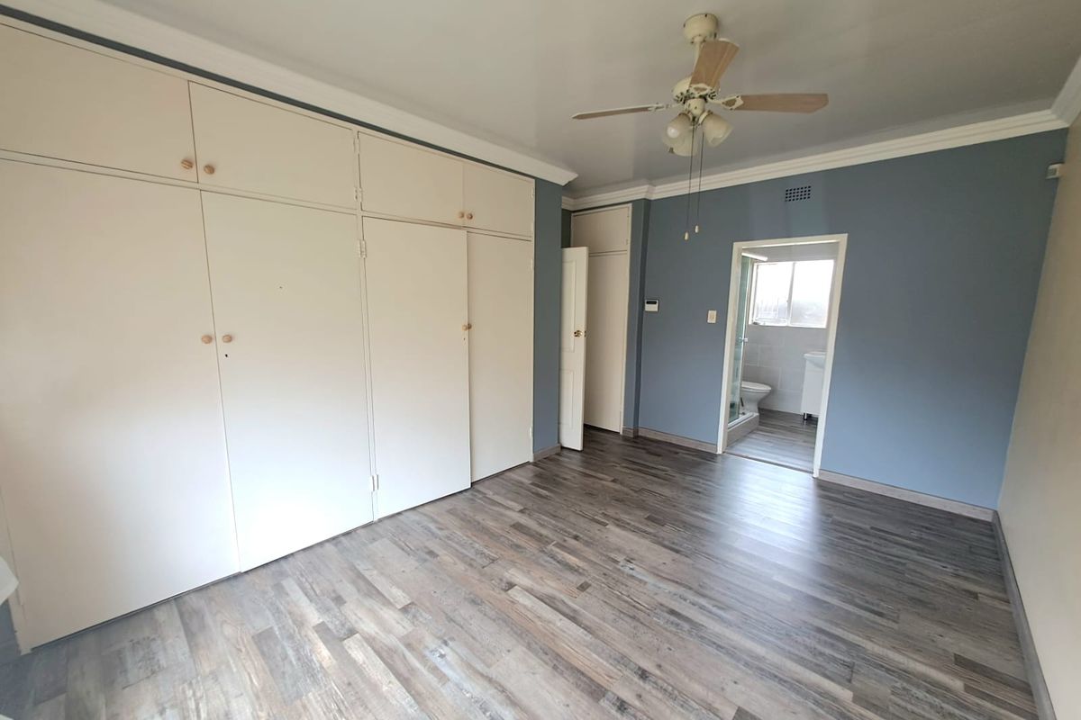 SPACIOUS FAMILY LIVING WITH EXCEPTIONAL EXTRAS ON A MASSIVE 1,301m2 STAND. - Photo 3