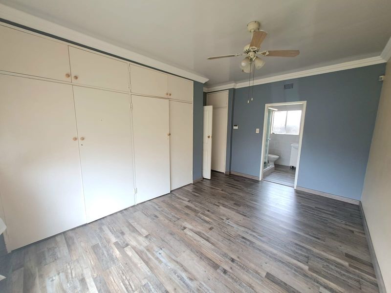 SPACIOUS FAMILY LIVING WITH EXCEPTIONAL EXTRAS ON A MASSIVE 1,301m2 STAND. - Photo 3