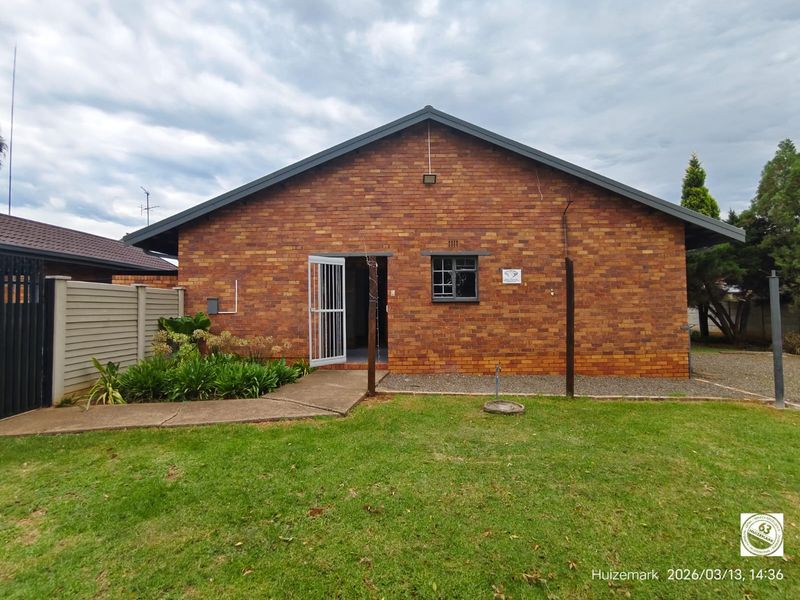 SPACIOUS FACE BRICK CHARMER, VAALPARK TO RENT! - Photo 2