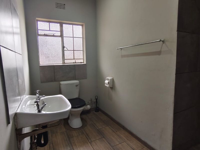 SPACIOUS FACE BRICK CHARMER, VAALPARK TO RENT! - Photo 10