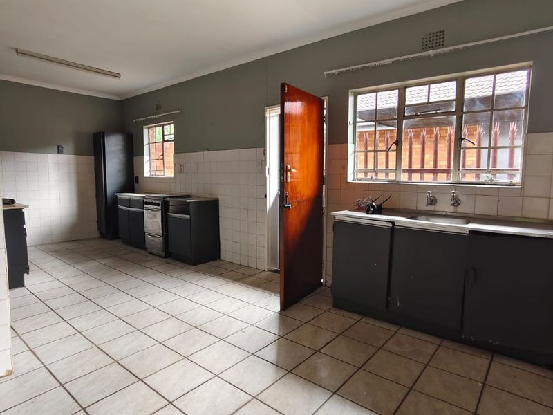 SPACIOUS FACE BRICK CHARMER, VAALPARK TO RENT! - Photo 8