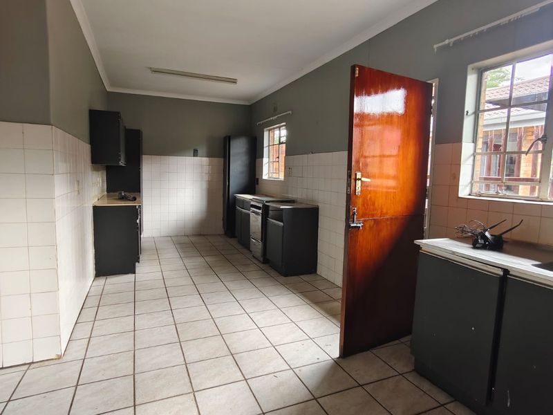 SPACIOUS FACE BRICK CHARMER, VAALPARK TO RENT! - Photo 7
