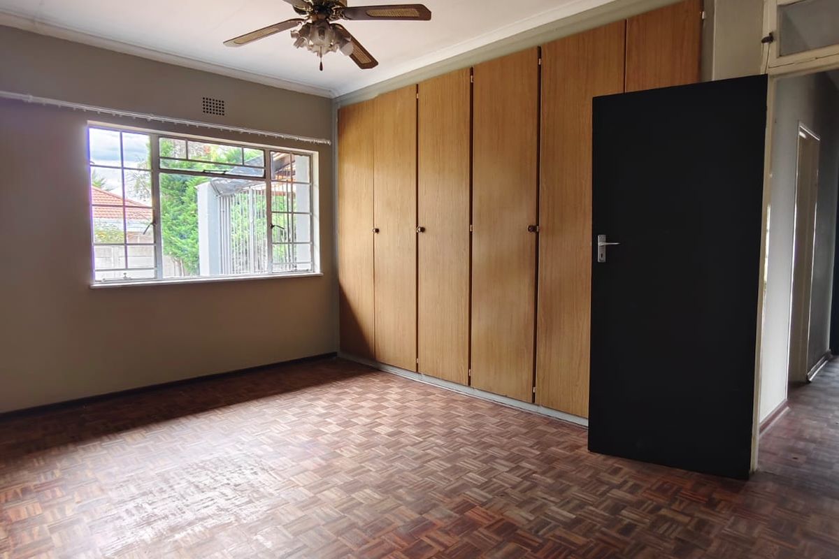 SPACIOUS FACE BRICK CHARMER, VAALPARK TO RENT! - Photo 4