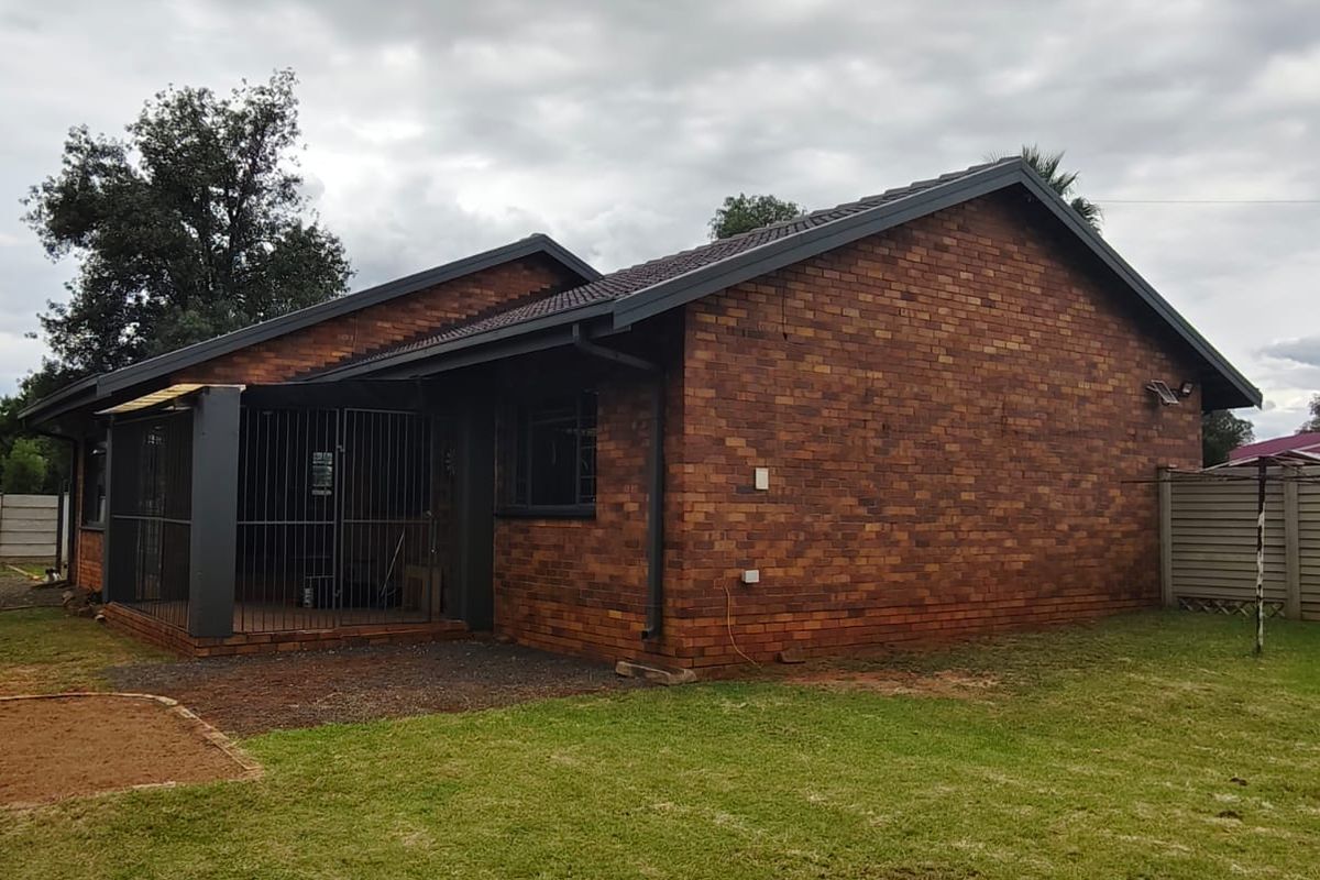 SPACIOUS FACE BRICK CHARMER, VAALPARK TO RENT! - Photo 5
