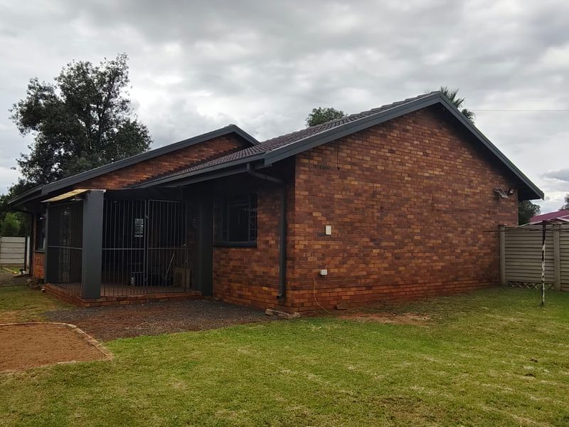 SPACIOUS FACE BRICK CHARMER, VAALPARK TO RENT! - Photo 5