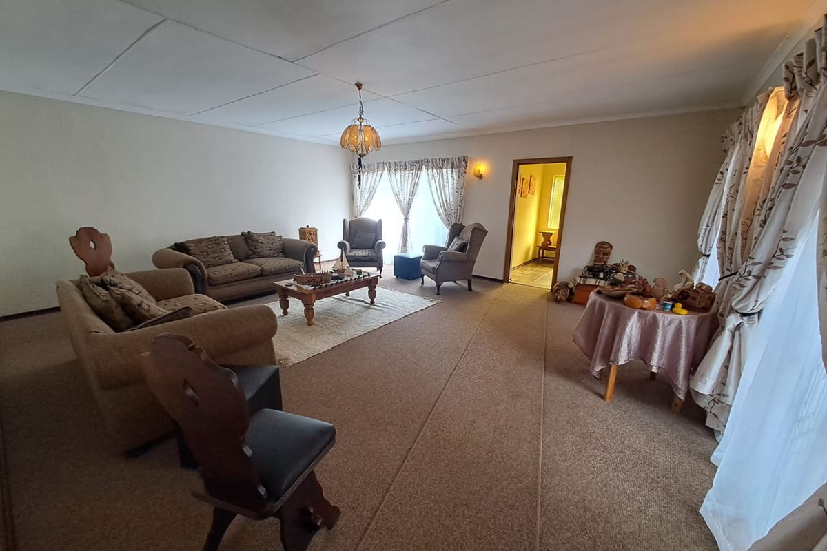 Spacious 3 Bedroom Double-Storey Family Home with Flatlet in Three Rivers East. - Photo 4
