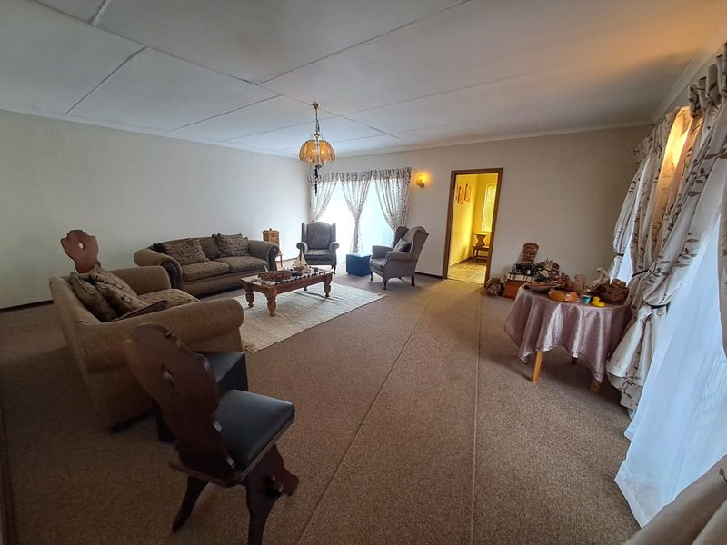 Spacious 3 Bedroom Double-Storey Family Home with Flatlet in Three Rivers East. - Photo 4