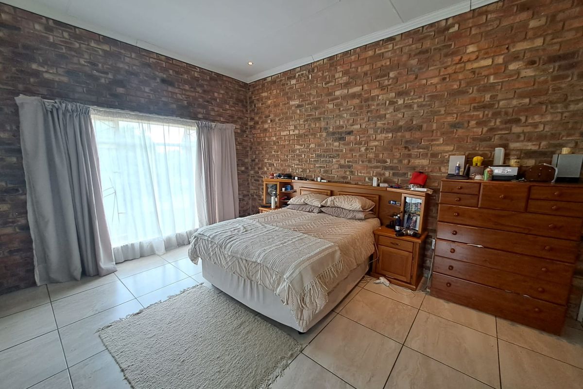 Spacious 3 Bedroom Double-Storey Family Home with Flatlet in Three Rivers East. - Photo 2