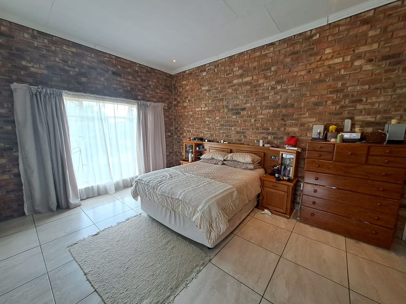 Spacious 3 Bedroom Double-Storey Family Home with Flatlet in Three Rivers East. - Photo 2