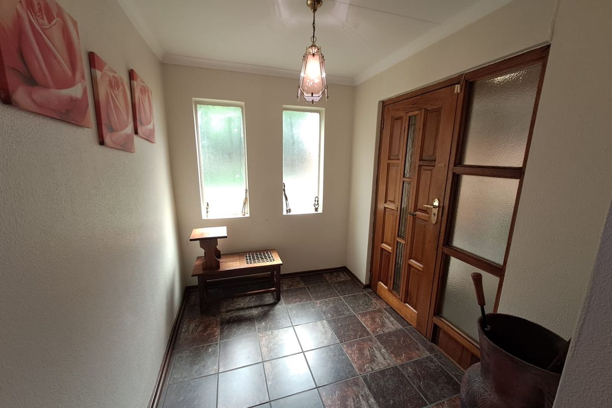 Spacious 3 Bedroom Double-Storey Family Home with Flatlet in Three Rivers East. - Photo 5