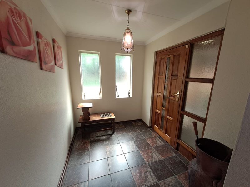 Spacious 3 Bedroom Double-Storey Family Home with Flatlet in Three Rivers East. - Photo 5