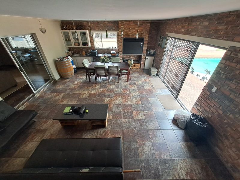 Spacious 3 Bedroom Double-Storey Family Home with Flatlet in Three Rivers East. - Photo 9