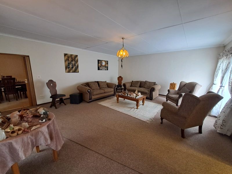Spacious 3 Bedroom Double-Storey Family Home with Flatlet in Three Rivers East. - Photo 7
