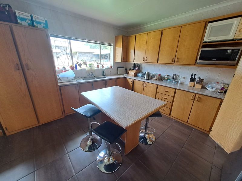 Spacious 3 Bedroom Double-Storey Family Home with Flatlet in Three Rivers East. - Photo 8