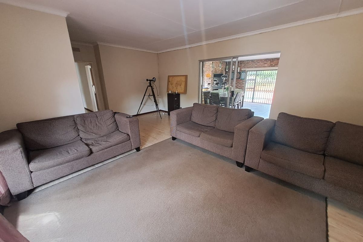 Spacious 3 Bedroom Double-Storey Family Home with Flatlet in Three Rivers East. - Photo 3