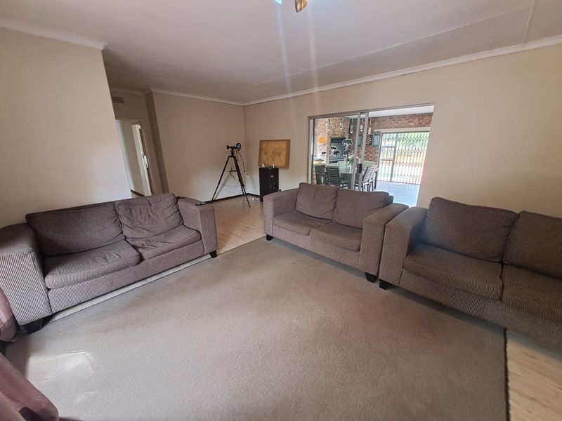 Spacious 3 Bedroom Double-Storey Family Home with Flatlet in Three Rivers East. - Photo 3