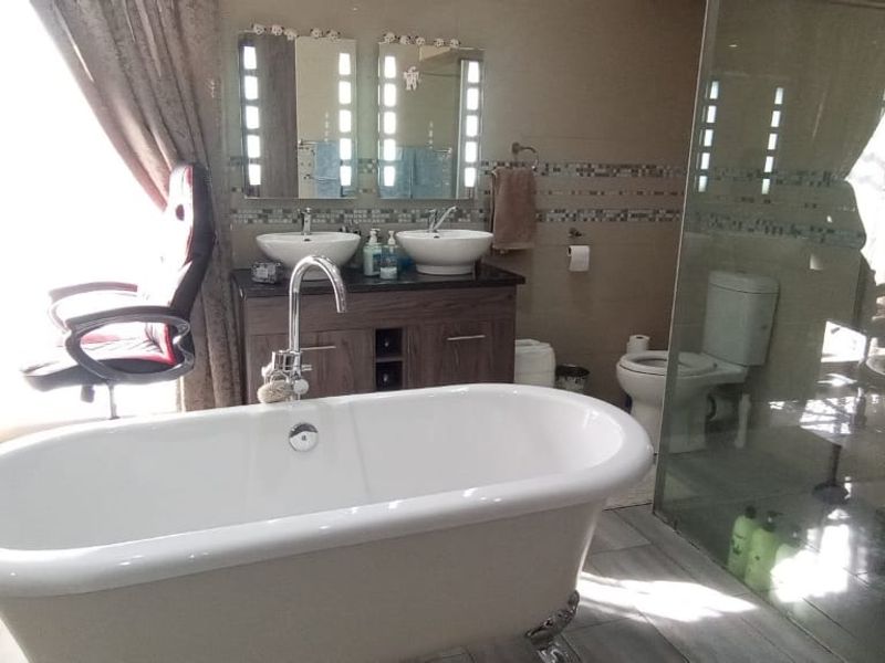 BEAUTIFUL FAMILY 4-BEDROOM HOME - Photo 9