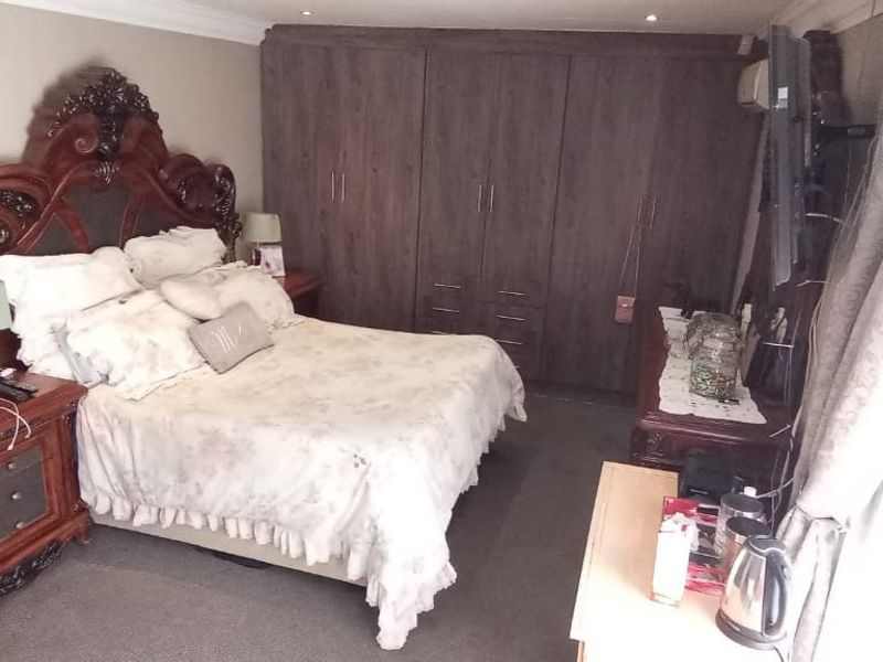 BEAUTIFUL FAMILY 4-BEDROOM HOME - Photo 7