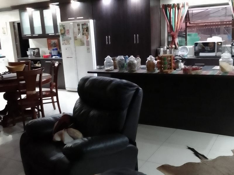 BEAUTIFUL FAMILY 4-BEDROOM HOME - Photo 5