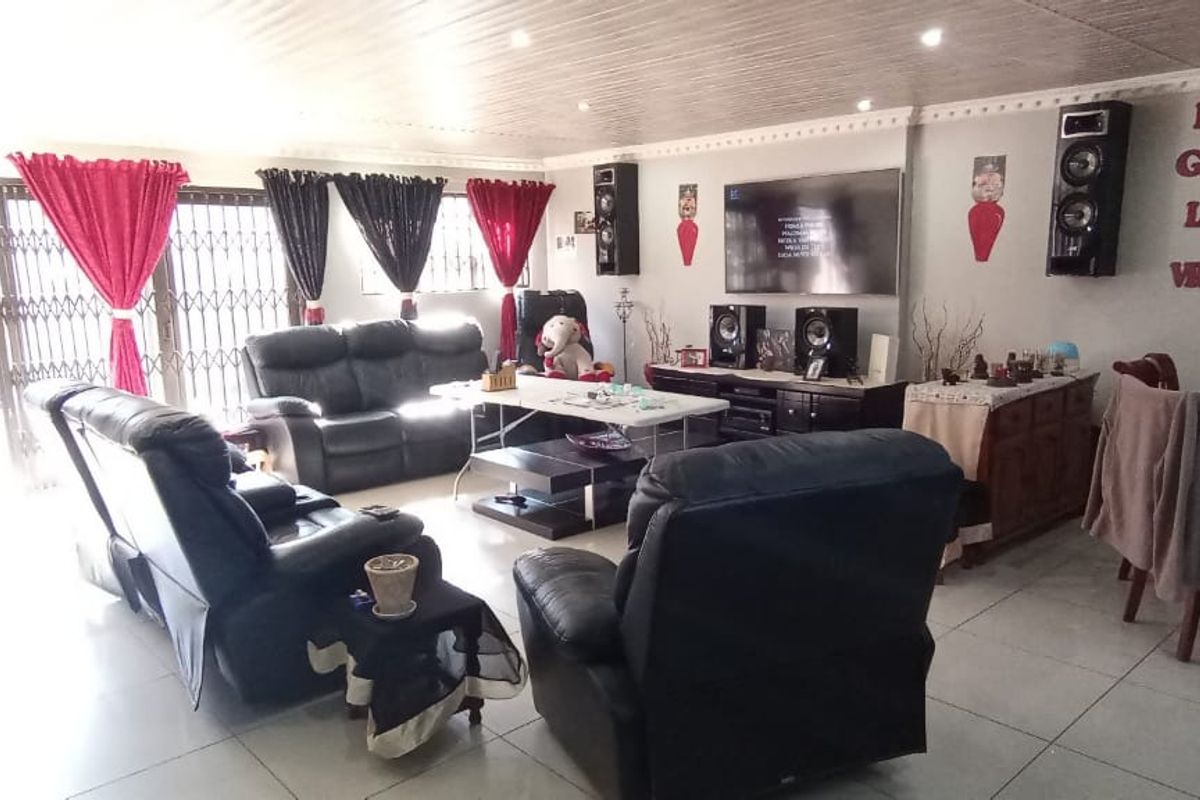 BEAUTIFUL FAMILY 4-BEDROOM HOME - Photo 2