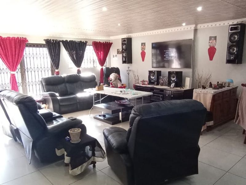 BEAUTIFUL FAMILY 4-BEDROOM HOME - Photo 2