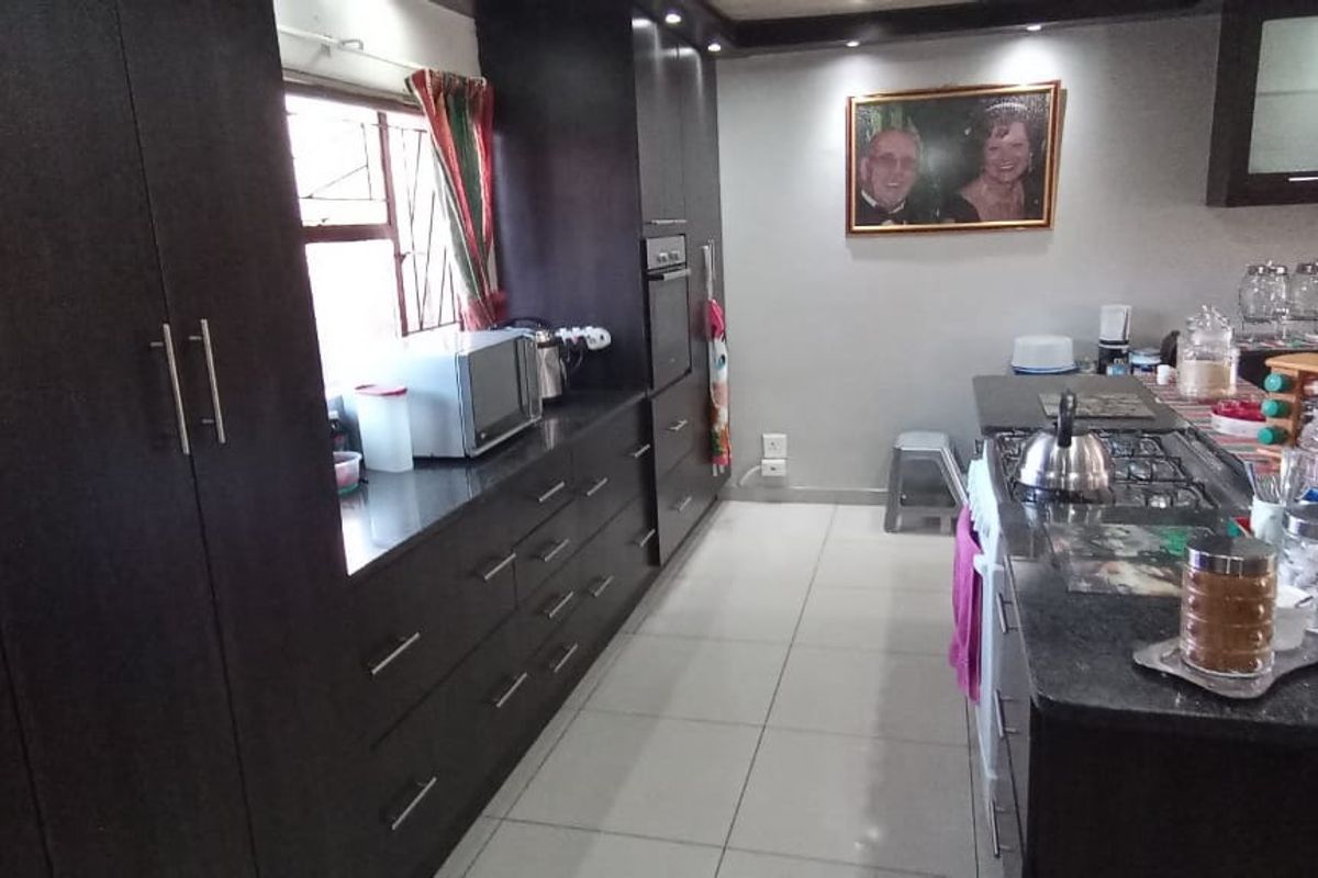 BEAUTIFUL FAMILY 4-BEDROOM HOME - Photo 4