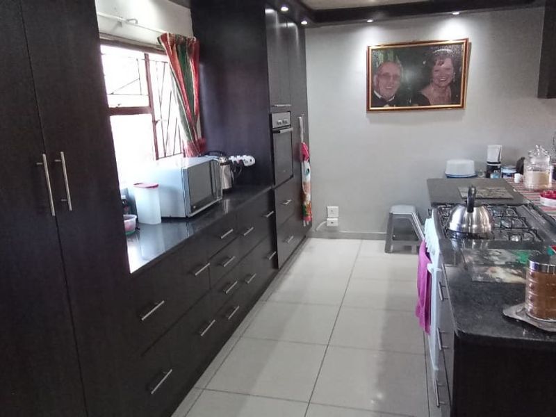 BEAUTIFUL FAMILY 4-BEDROOM HOME - Photo 4