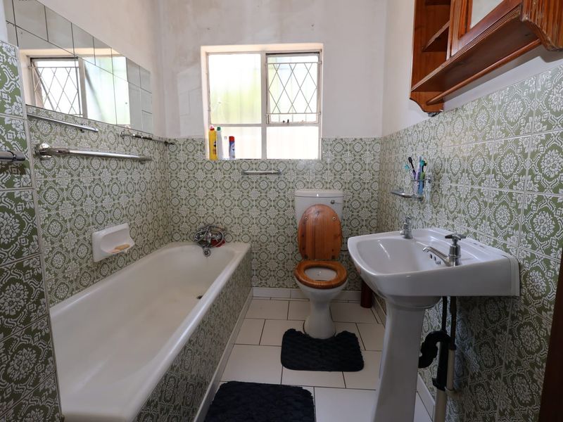 Spacious Family Home with Pool, Covered Patio & Flexible Living - Photo 9