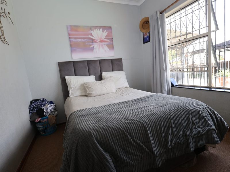 Spacious Family Home with Pool, Covered Patio & Flexible Living - Photo 6