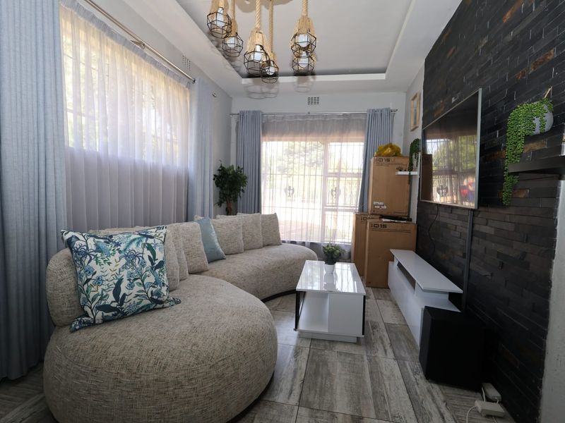 Spacious Family Home with Pool, Covered Patio & Flexible Living - Photo 5