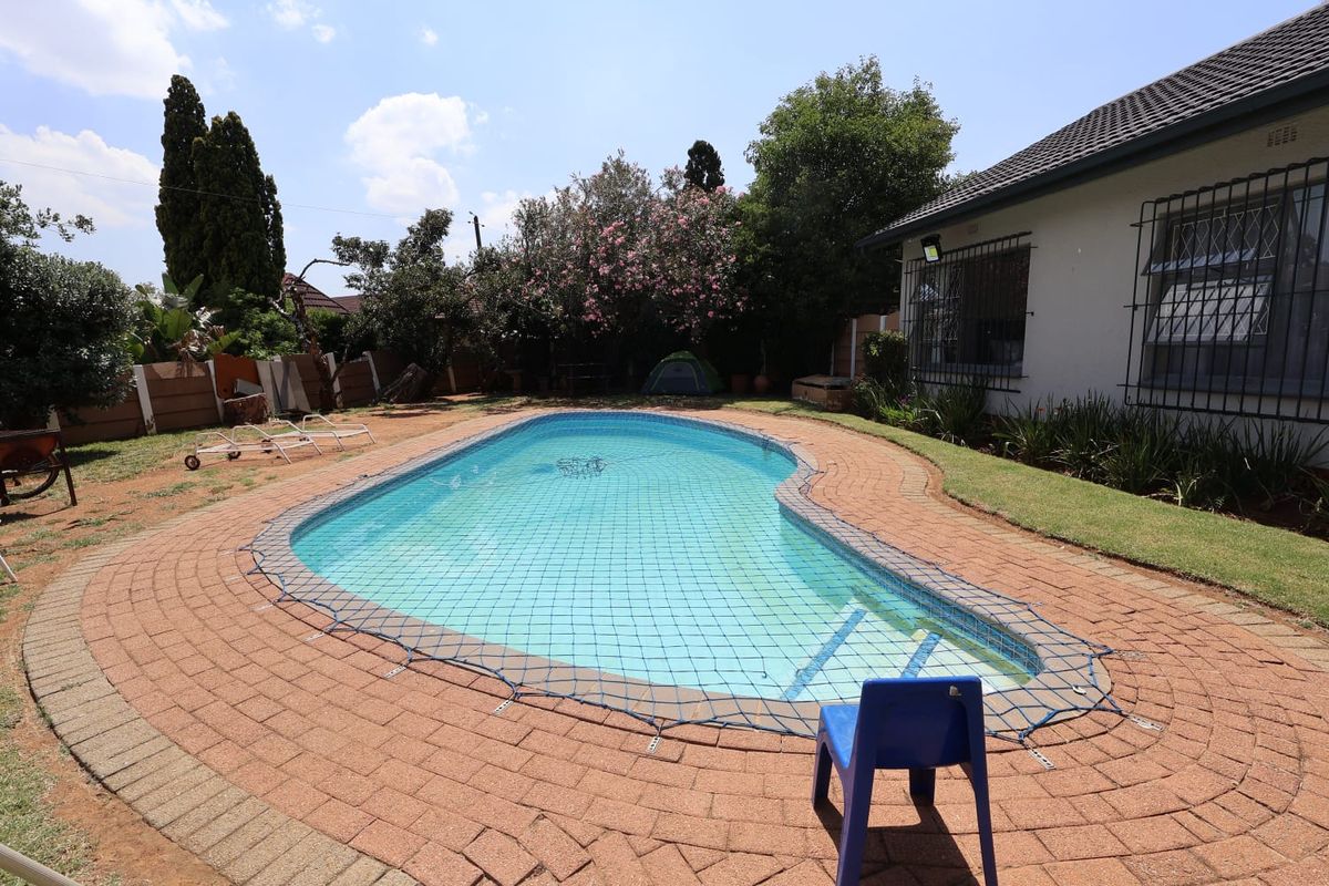 Spacious Family Home with Pool, Covered Patio & Flexible Living - Photo 2