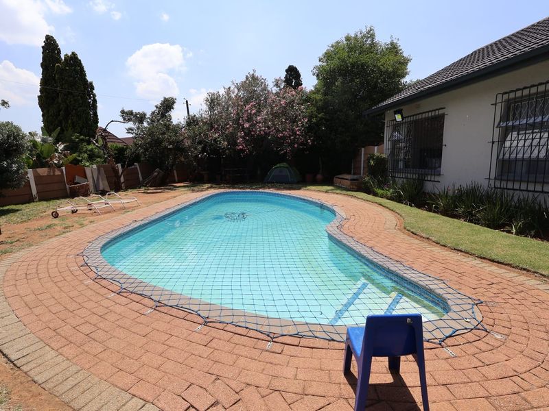 Spacious Family Home with Pool, Covered Patio & Flexible Living - Photo 2