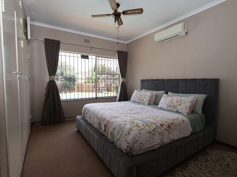 Spacious Family Home with Pool, Covered Patio & Flexible Living - Photo 10